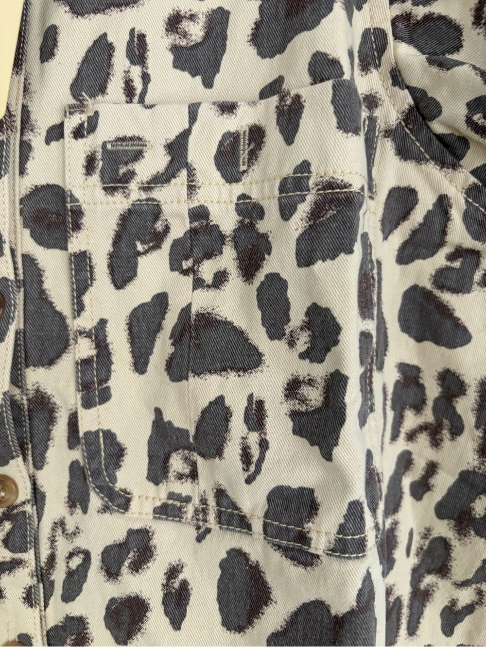 ❤️ Elegant entro Leopard-Print Sleeveless Button-Up Top - Beige & Black - Picture 5 of 8